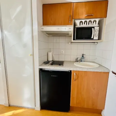 아파트 Charming Nest With Balcony