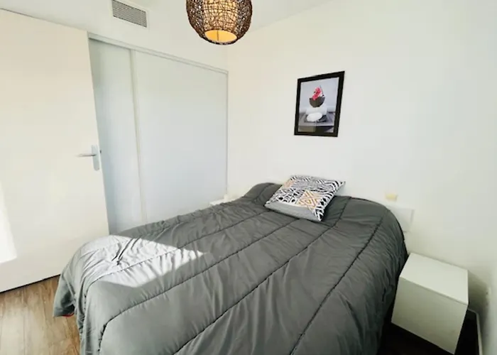 아파트 Charming Nest With Balcony