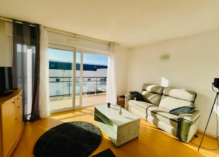 Charming Nest With Balcony 아파트 *